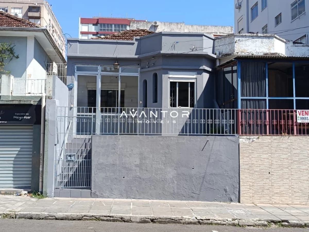 Fachada da casa com sacada — Casa com 4 quartos à venda em Centro, Santa Maria/RS