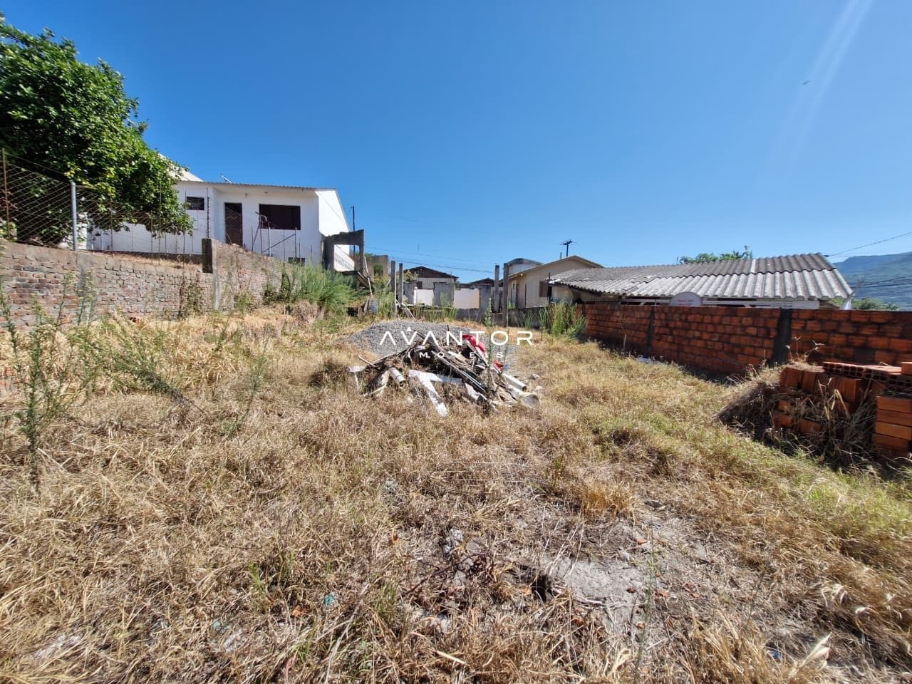 Terreno com edificações e vista da região — Terreno à venda em Presidente João Goulart, Santa Maria/RS