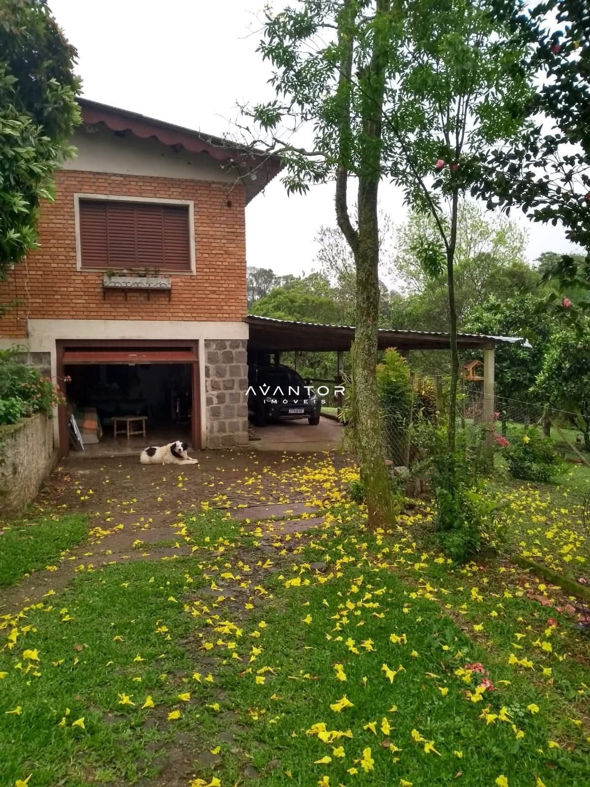 Fachada da casa com garagem e pátio — Chácara com 3 quartos à venda em Parque Serrano I, Itaara/RS