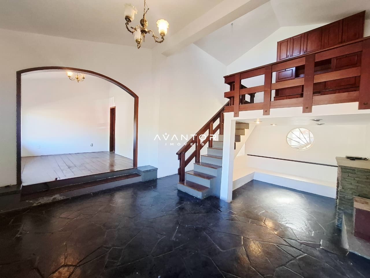 Sala de estar com mezanino e escada — Casa com 5 quartos à venda em Camobi, Santa Maria/RS