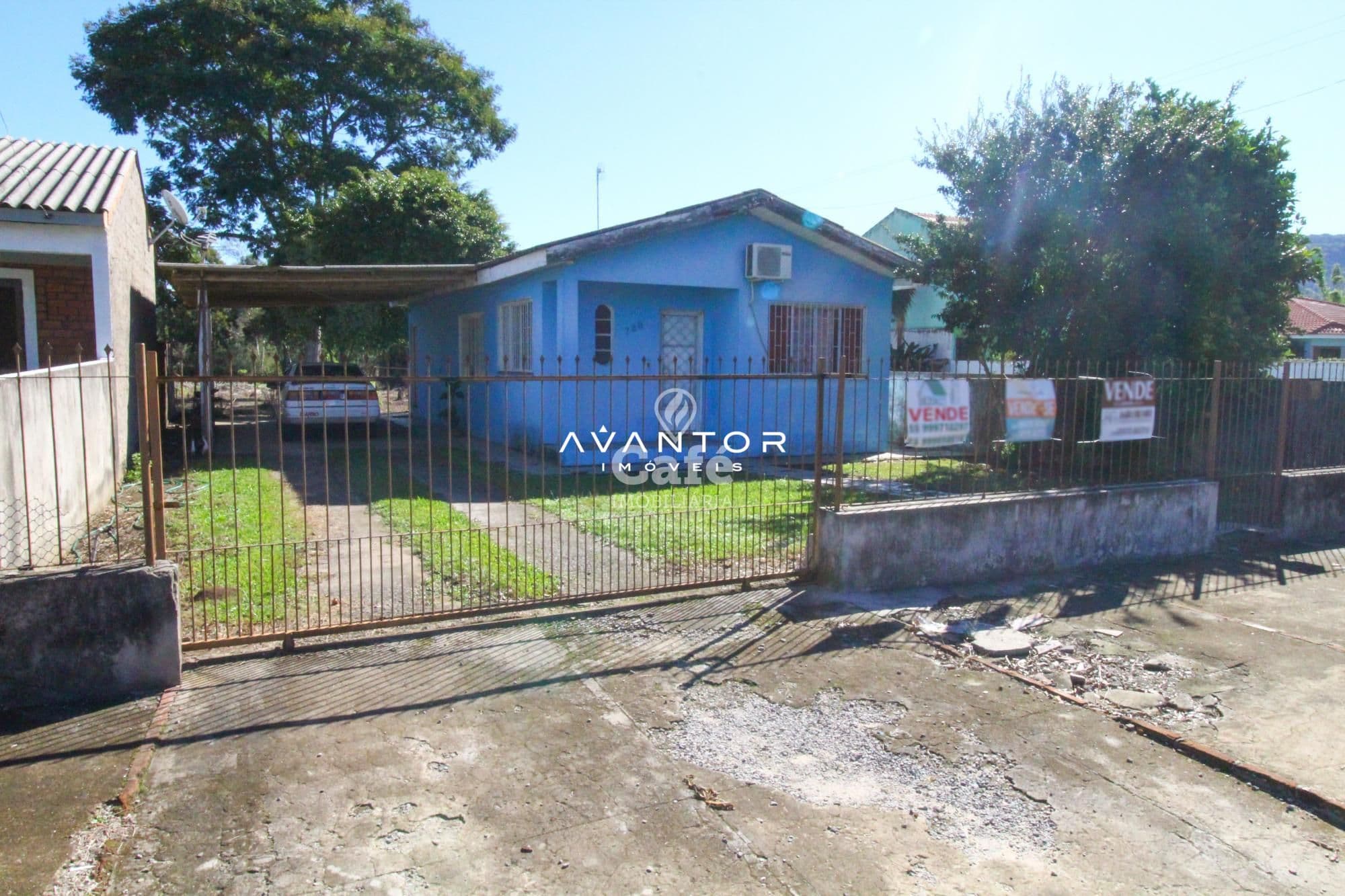 Fachada da casa com portão e área externa — Terreno à venda em Pé de Plátano, Santa Maria/RS