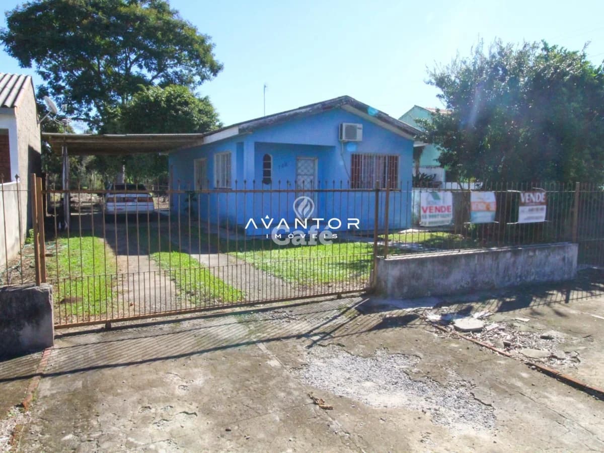 Fachada da casa com portão e área externa — Terreno à venda em Pé de Plátano, Santa Maria/RS