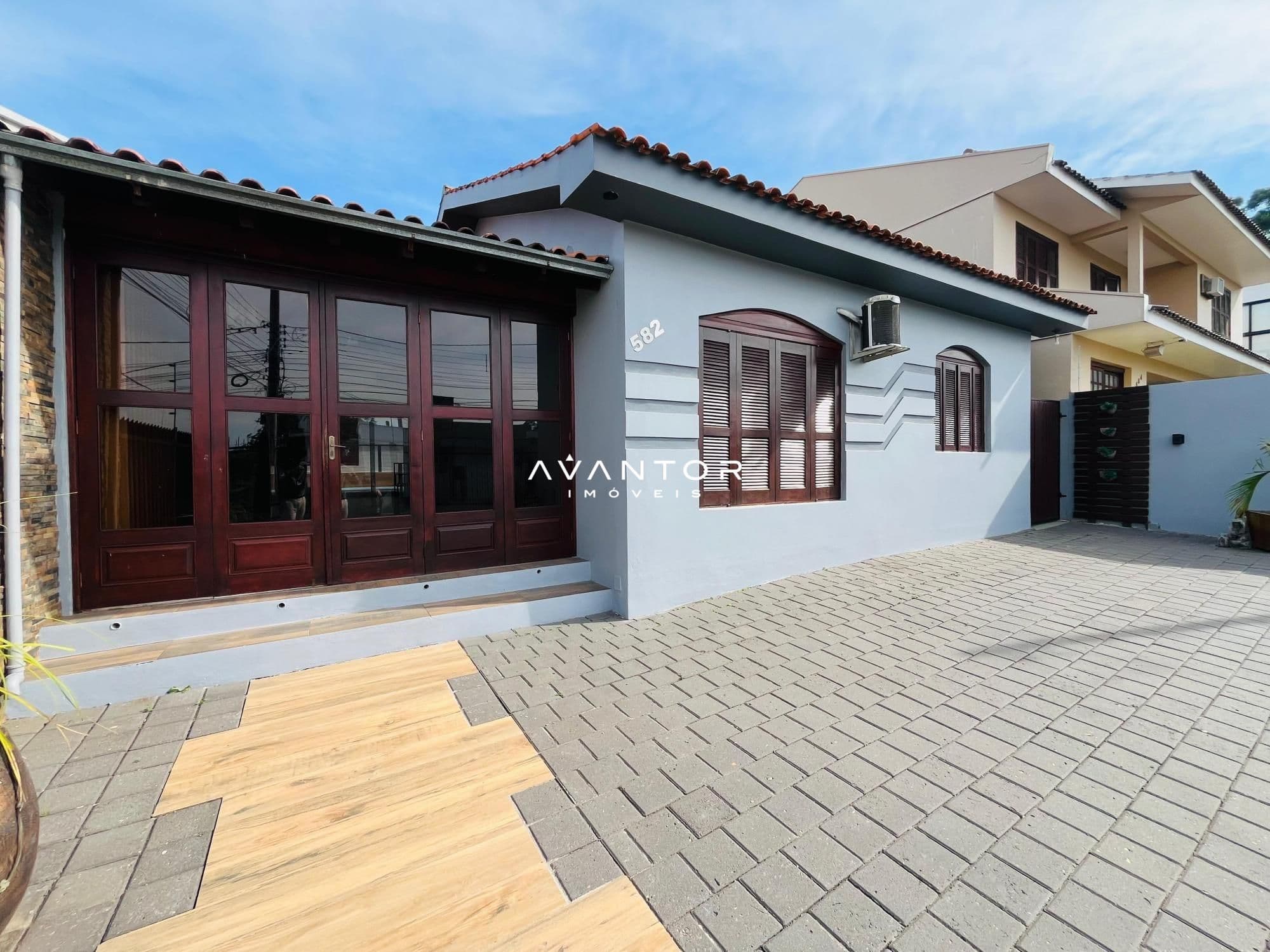 Fachada da casa com garagem — Casa com 4 quartos à venda em Dom Antônio Reis, Santa Maria/RS