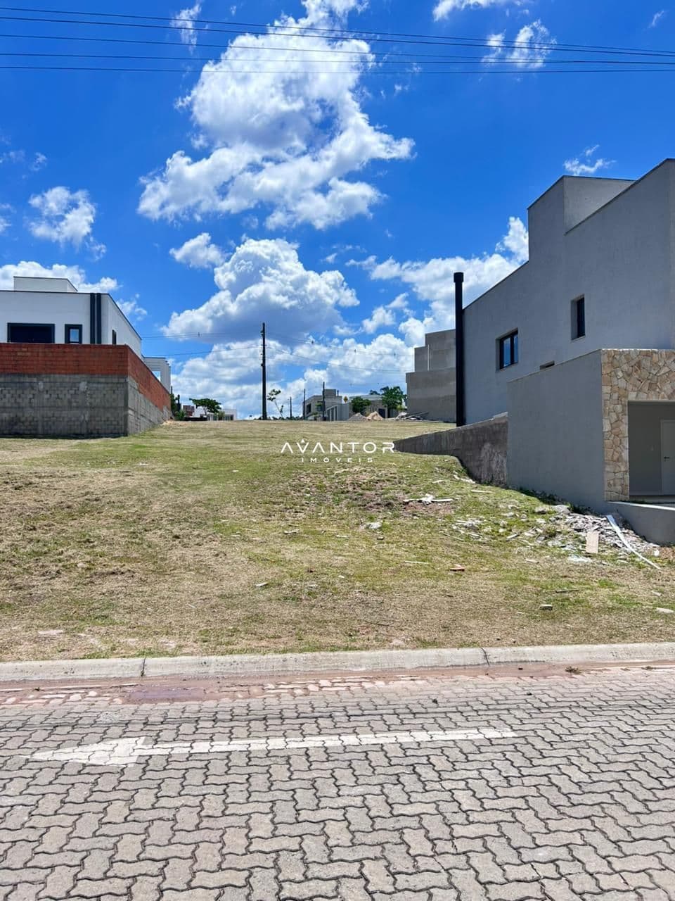 Terreno com construções ao fundo — Terreno à venda no Residencial Real Park, em Tomazetti, Santa Maria/RS