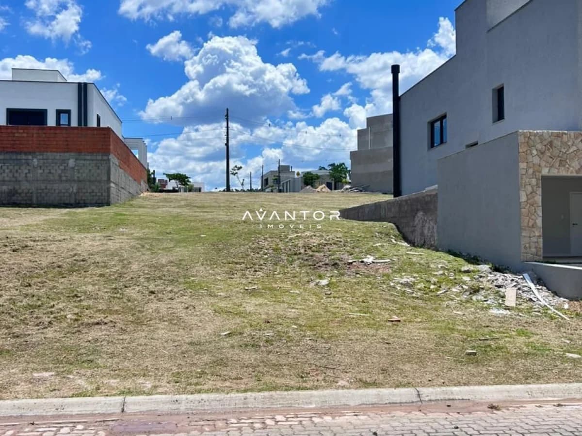 Terreno com construções ao fundo — Terreno à venda no Residencial Real Park, em Tomazetti, Santa Maria/RS