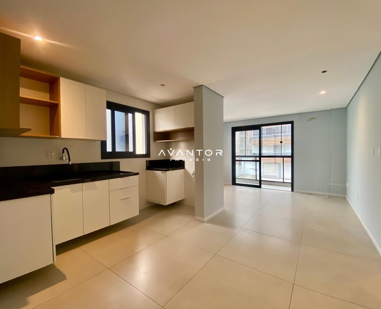 Cozinha integrada à sala de estar — Apartamento com 2 quartos à venda no Residencial Mykonos, em Camobi, Santa Maria/RS
