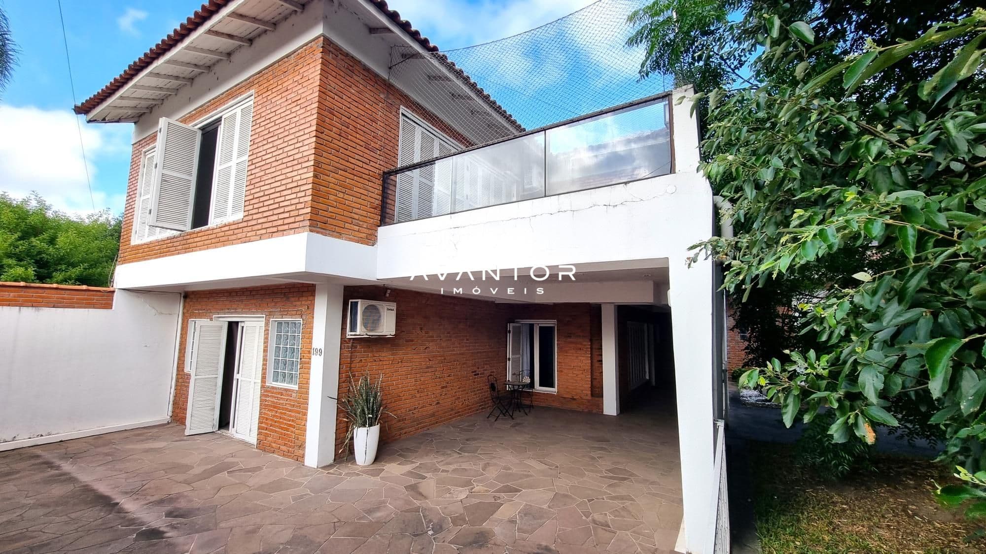 Fachada da casa com garagem — Casa com 3 quartos à venda em São João, Santa Maria/RS