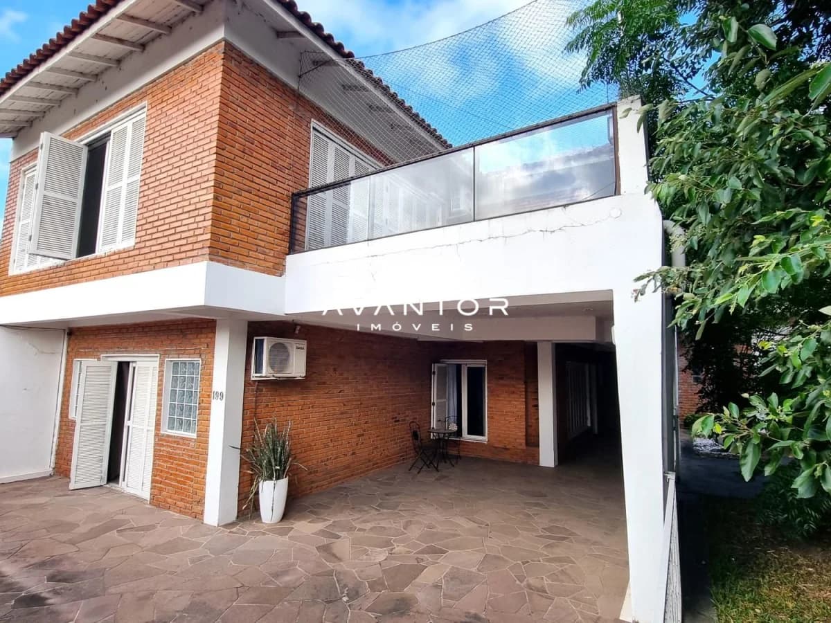 Fachada da casa com garagem — Casa com 3 quartos à venda em São João, Santa Maria/RS