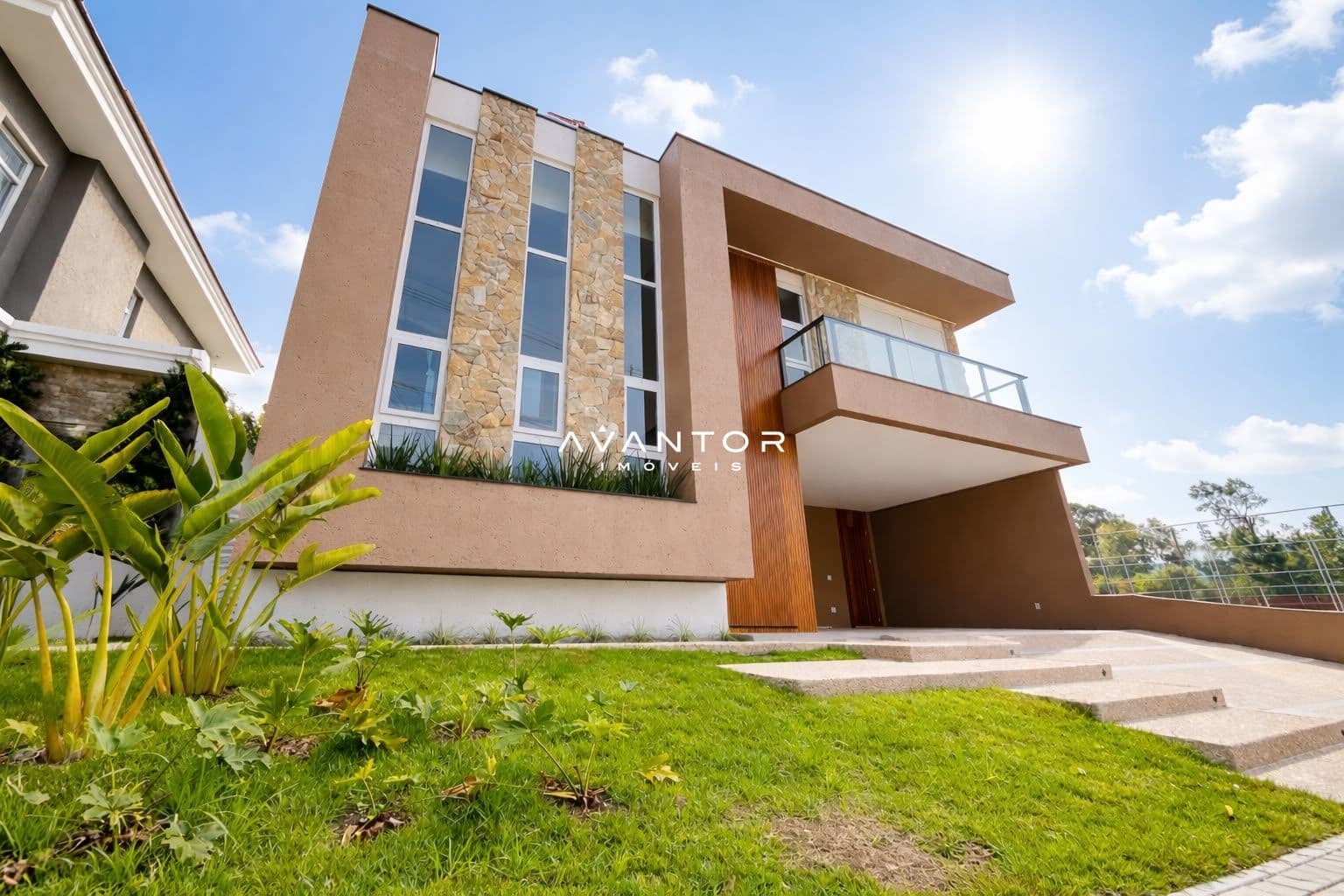 Fachada da casa com sacada — Casa com 3 quartos à venda no Viareggio Residence Club, em São José, Santa Maria/RS
