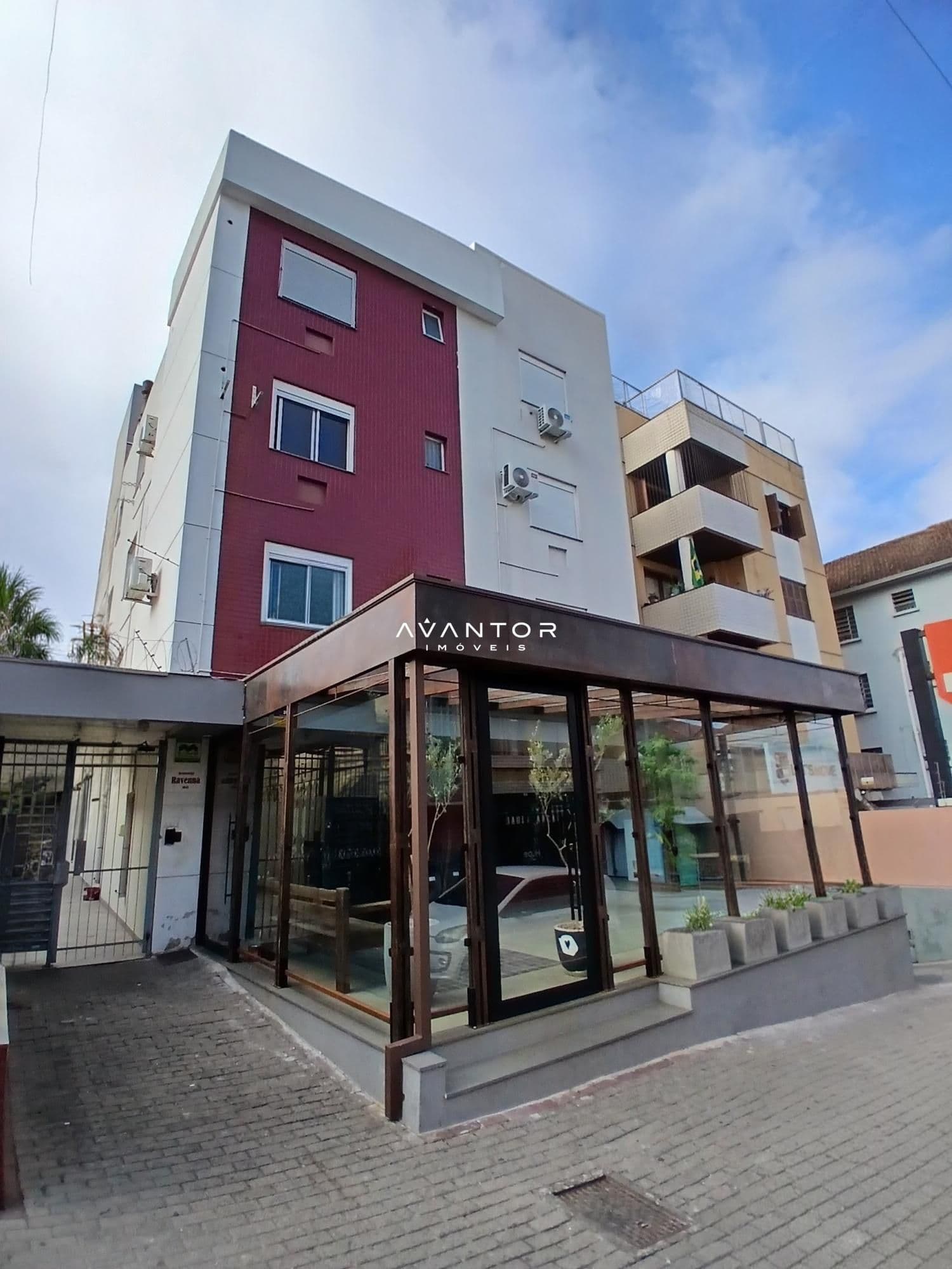 Fachada do prédio com entrada — Apartamento com 2 quartos para alugar no Residencial Ravenna, em Centro, Santa Maria/RS