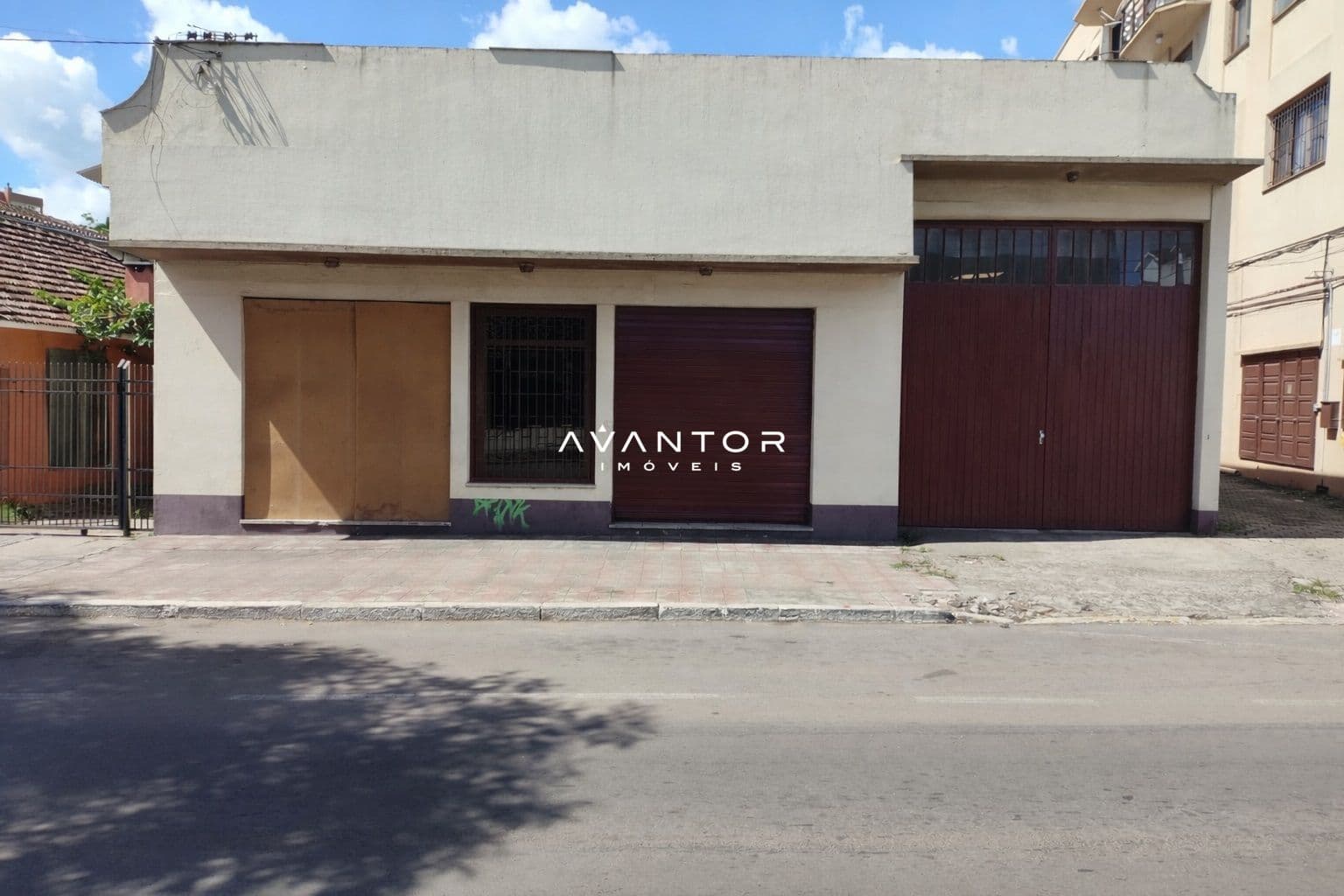 Fachada da casa com garagens — Pavilhão com 2 salas para alugar em Duque de Caxias, Santa Maria/RS