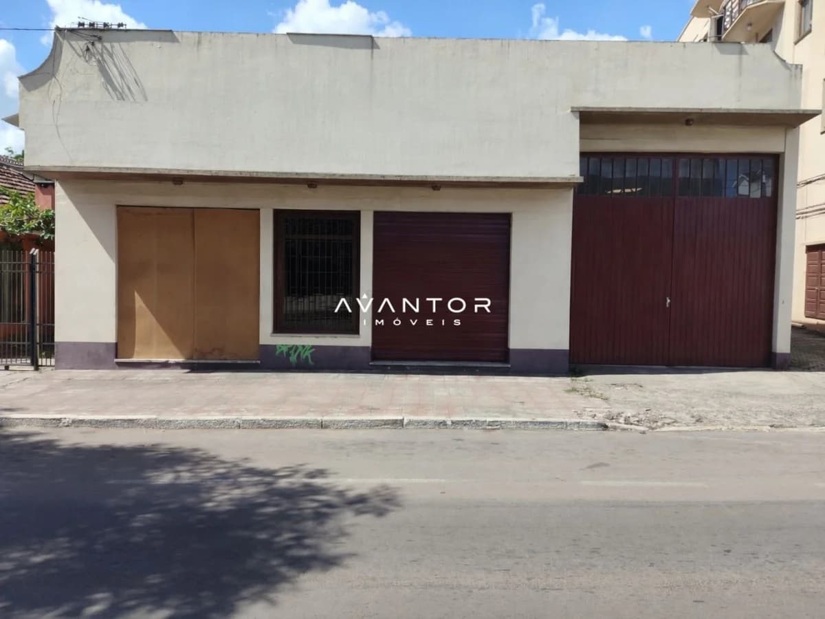 Fachada da casa com garagens — Pavilhão com 2 salas para alugar em Duque de Caxias, Santa Maria/RS