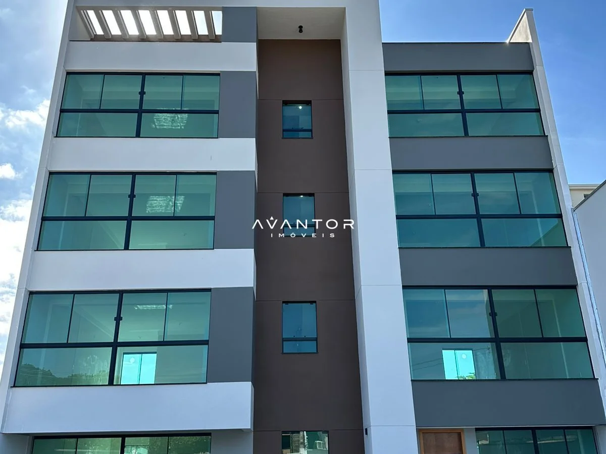 Fachada do prédio com janelas verdes — Apartamento com 2 quartos à venda em Rio Pequeno, Camboriú/SC