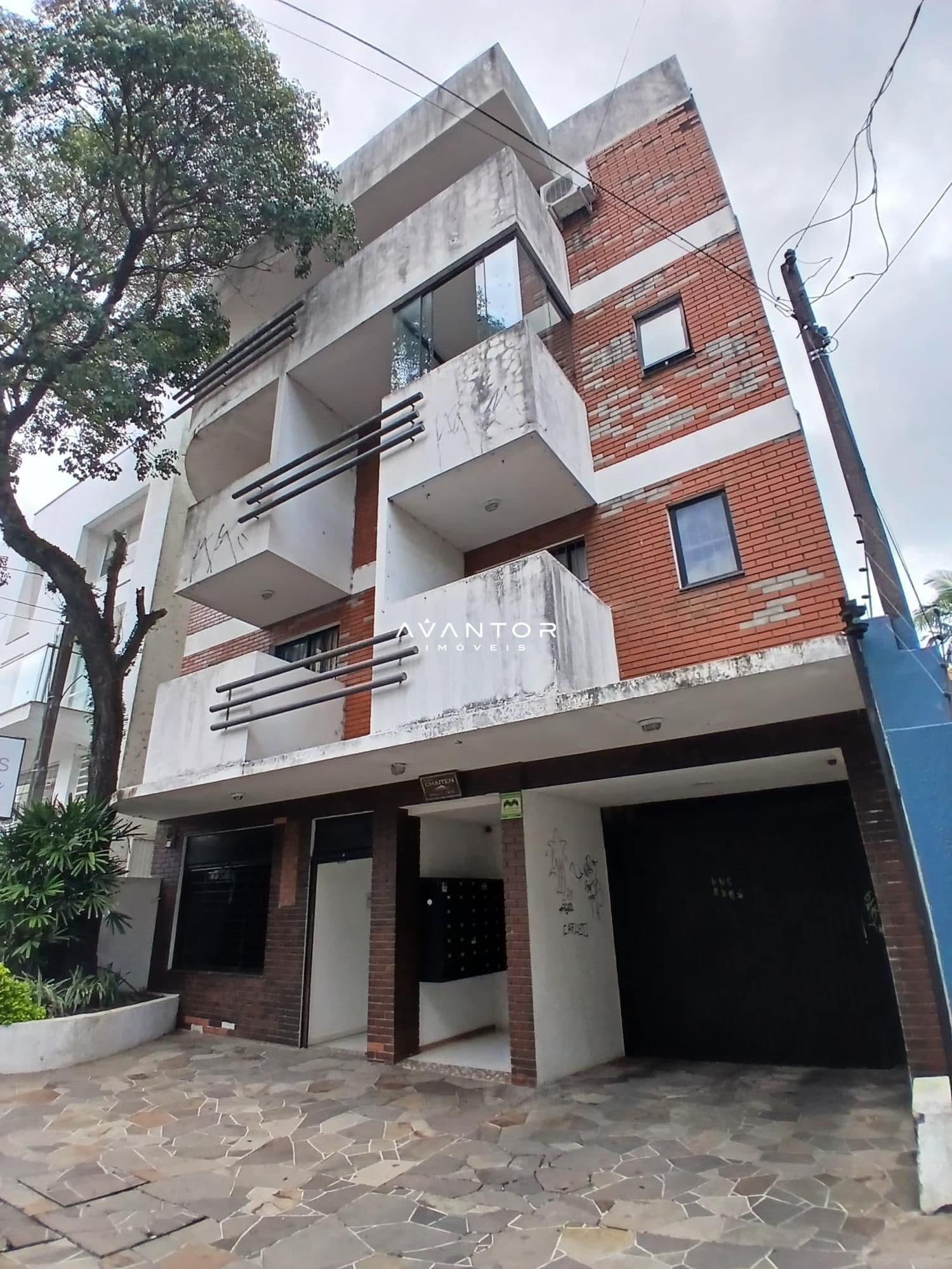 Fachada do prédio com sacadas — Apartamento com 2 quartos à venda no Residencial Chaiten, em Centro, Santa Maria/RS
