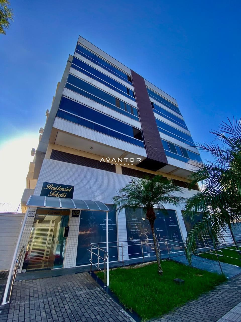Fachada do prédio com palmeiras — Apartamento com 2 quartos à venda no Residencial Felicitá, em Camobi, Santa Maria/RS