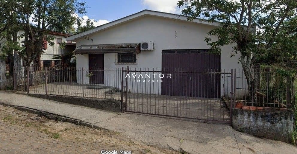 Fachada da casa com garagem — Casa com 4 quartos à venda em Camobi, Santa Maria/RS