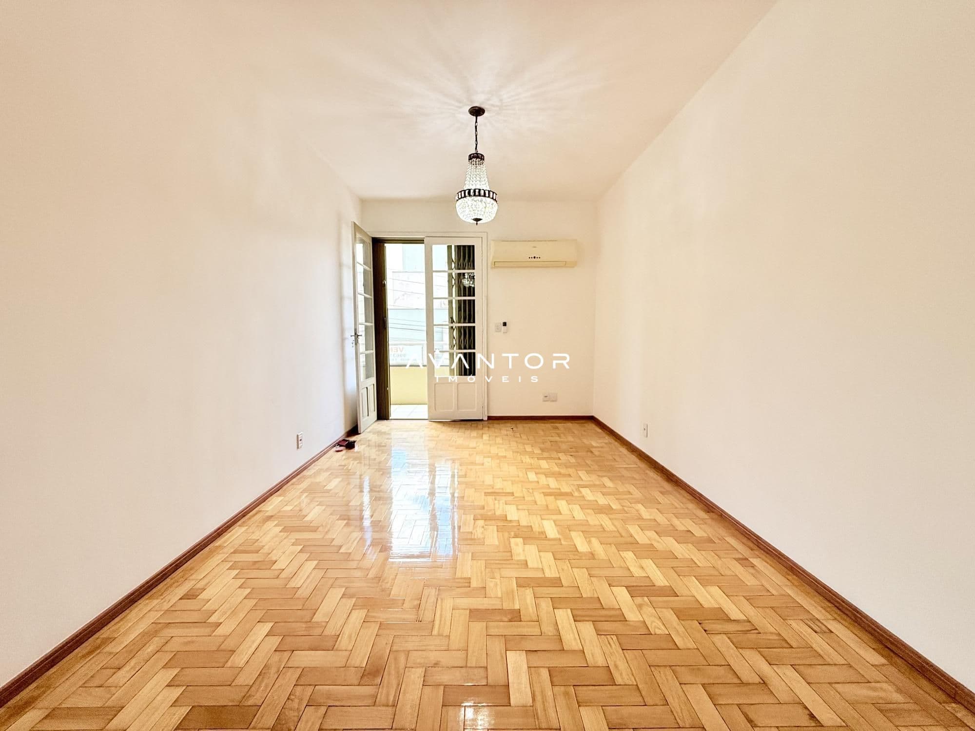 Sala de estar com piso em madeira — Apartamento com 3 quartos à venda no Edifício Guarapari - B, em Centro, Santa Maria/RS