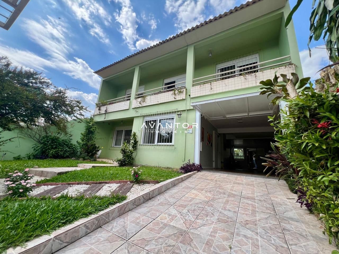 Fachada da casa com garagem e pátio — Casa com 4 quartos à venda em São José, Santa Maria/RS