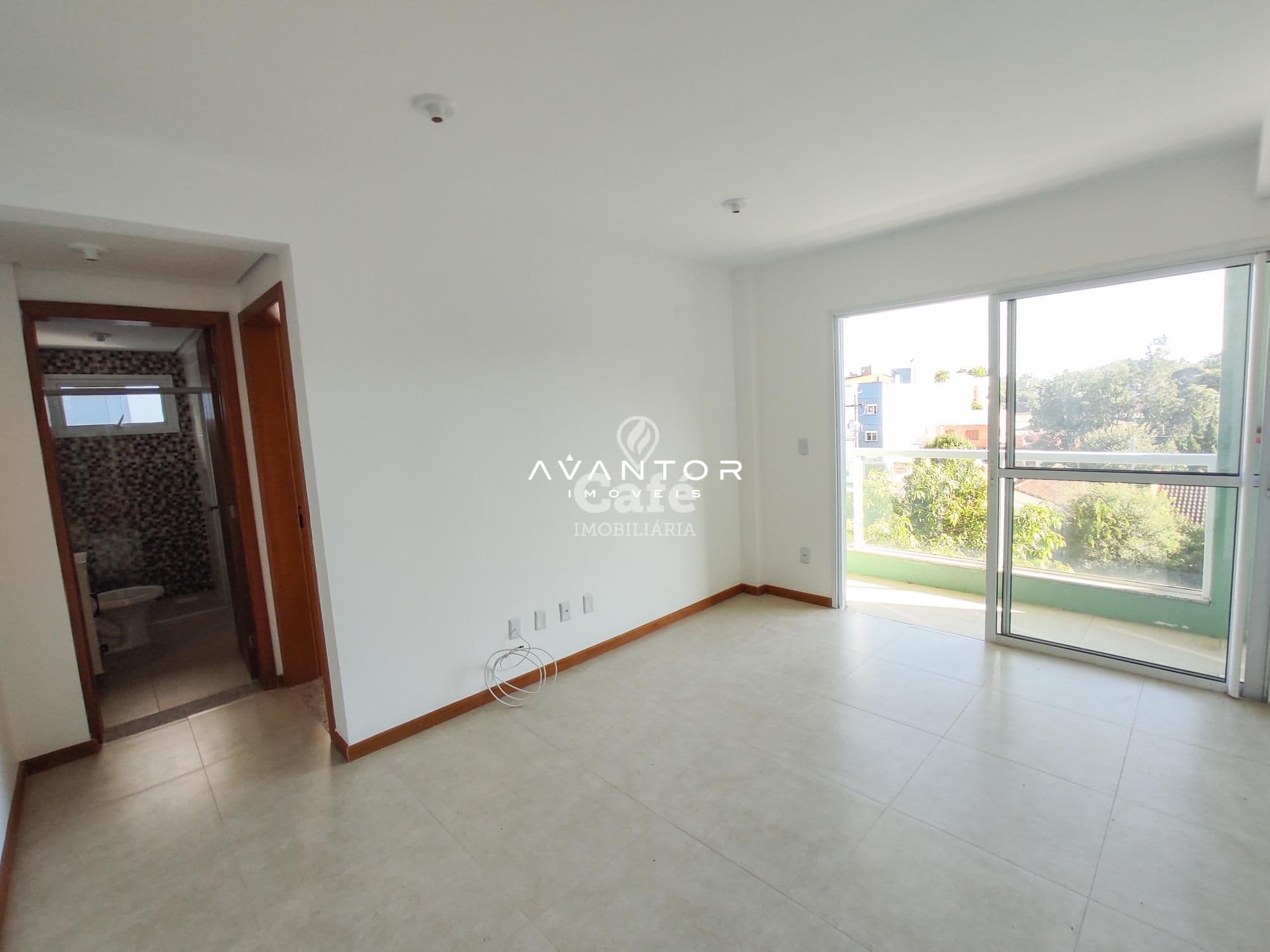 Sala de estar com sacada e vista externa — Apartamento com 1 quarto à venda no Residencial Ágatha, em Camobi, Santa Maria/RS