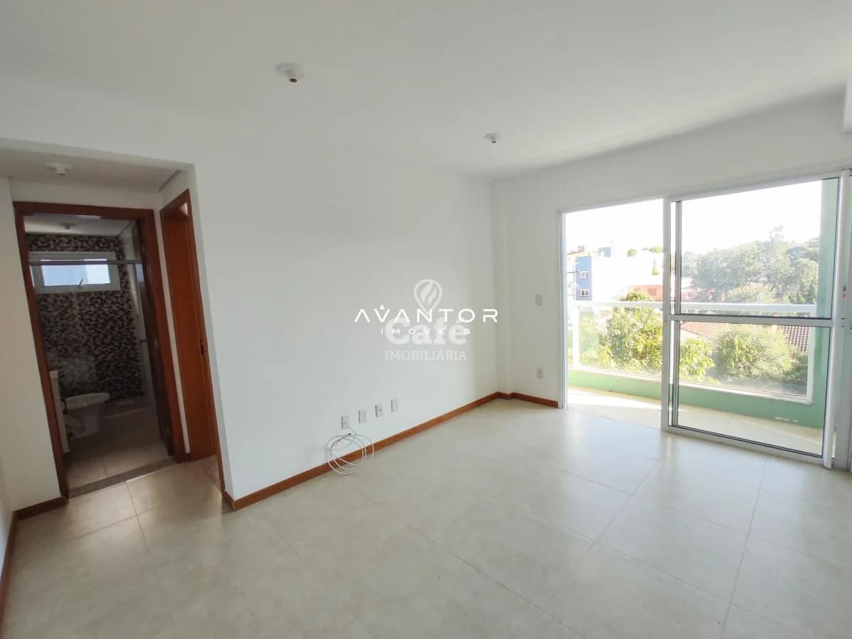 Sala de estar com sacada e vista externa — Apartamento com 1 quarto à venda no Residencial Ágatha, em Camobi, Santa Maria/RS