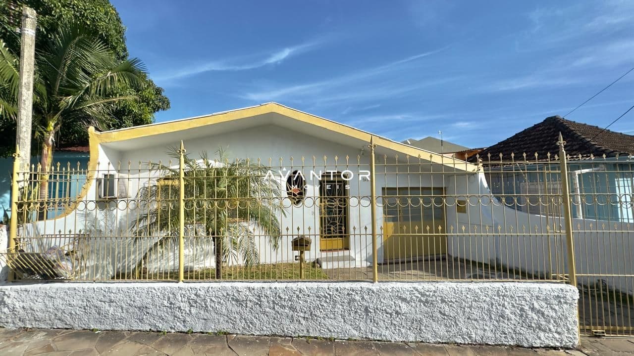 Fachada da casa com portão amarelo — Casa com 3 quartos à venda em Nossa Senhora do Perpétuo Socorro, Santa Maria/RS