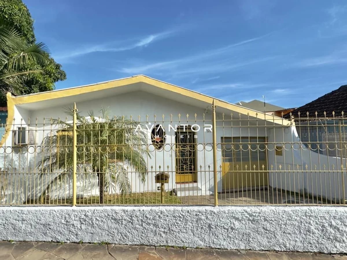 Fachada da casa com portão amarelo — Casa com 3 quartos à venda em Nossa Senhora do Perpétuo Socorro, Santa Maria/RS