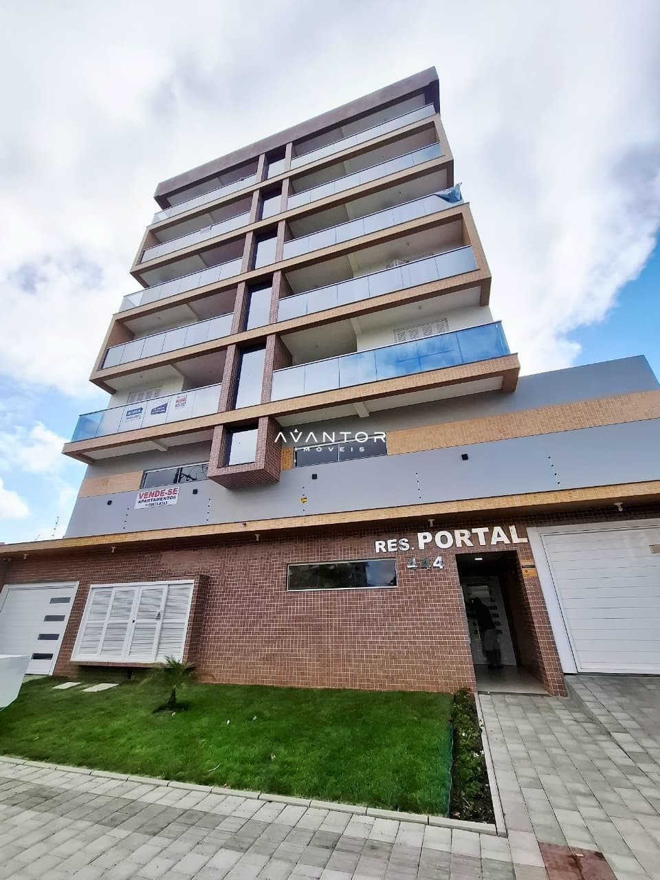 Fachada do prédio com sacadas — Apartamento com 1 quarto à venda no Residencial Portal, em Camobi, Santa Maria/RS
