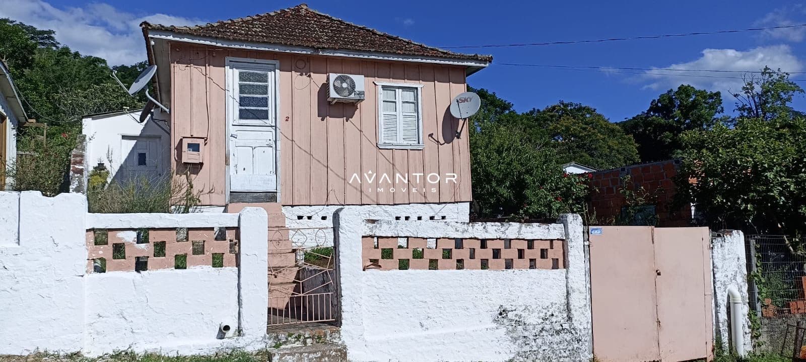 Fachada da casa com portão de entrada — Terreno à venda em Nossa Senhora do Perpétuo Socorro, Santa Maria/RS