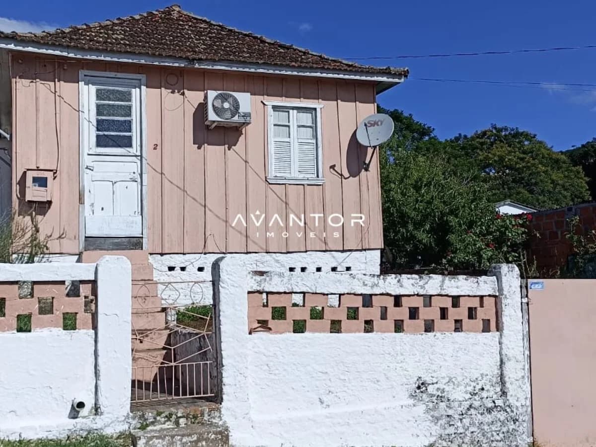 Fachada da casa com portão de entrada — Terreno à venda em Nossa Senhora do Perpétuo Socorro, Santa Maria/RS
