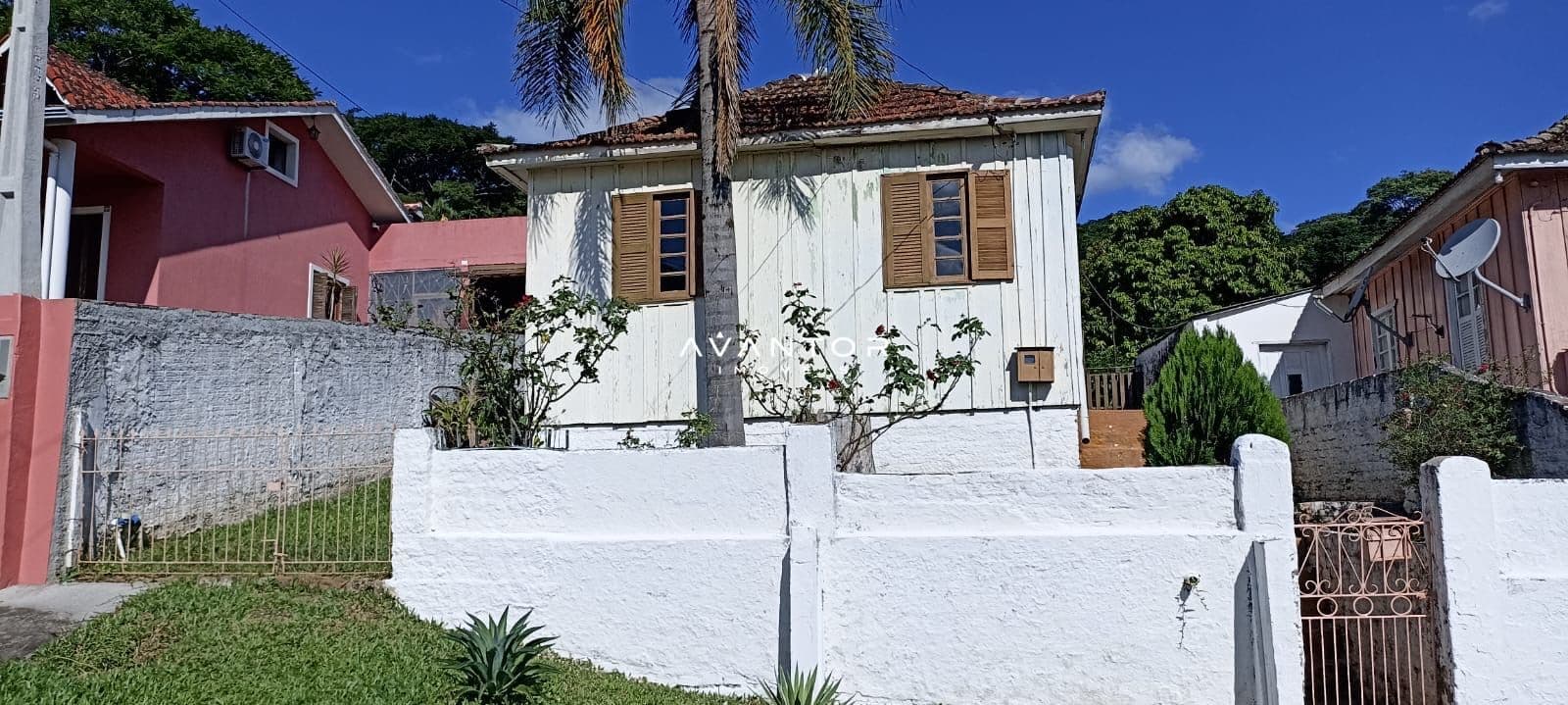 Fachada da casa com palmeira — Terreno à venda em Nossa Senhora do Perpétuo Socorro, Santa Maria/RS