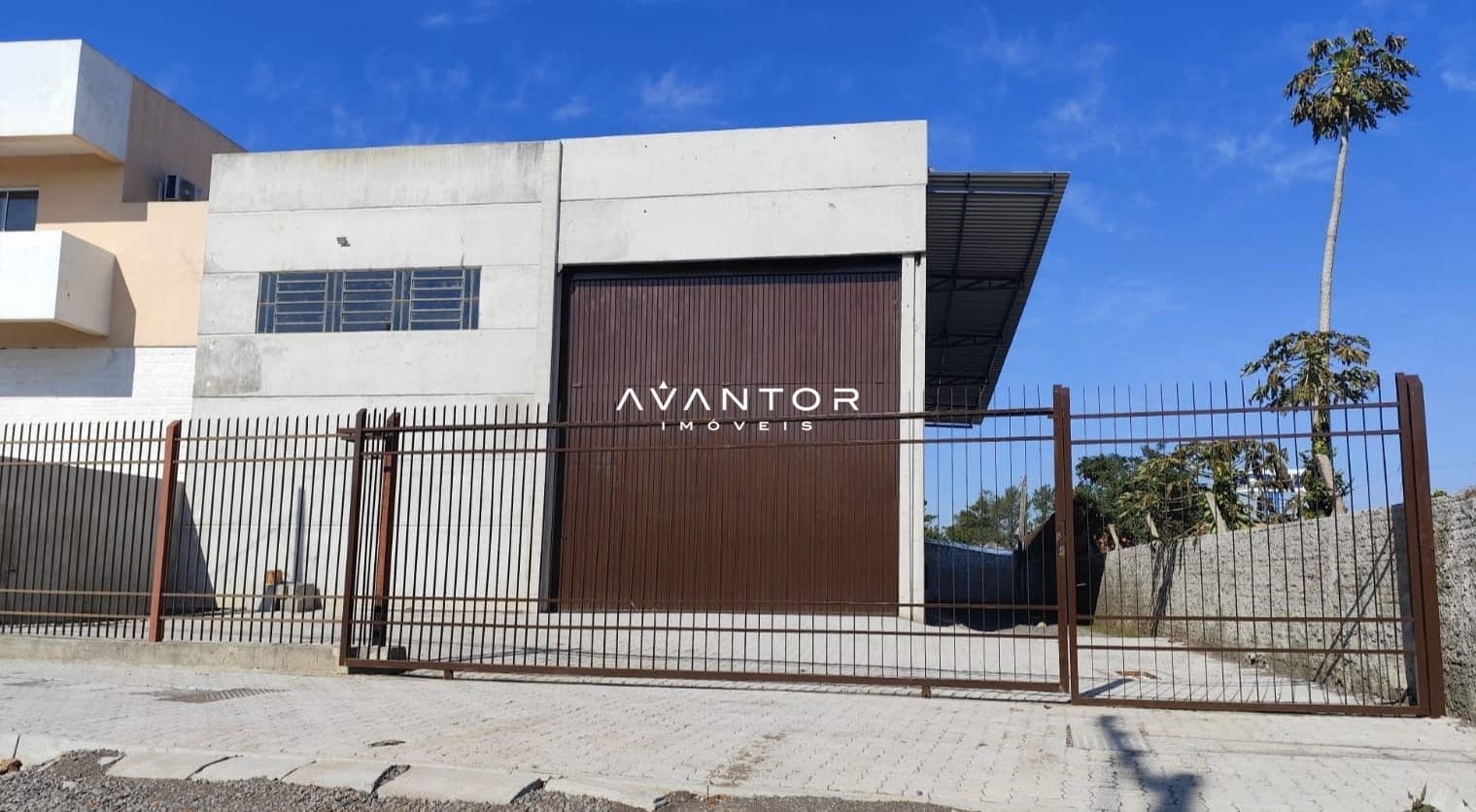Fachada da casa com portão — Pavilhão para alugar em Tomazetti, Santa Maria/RS