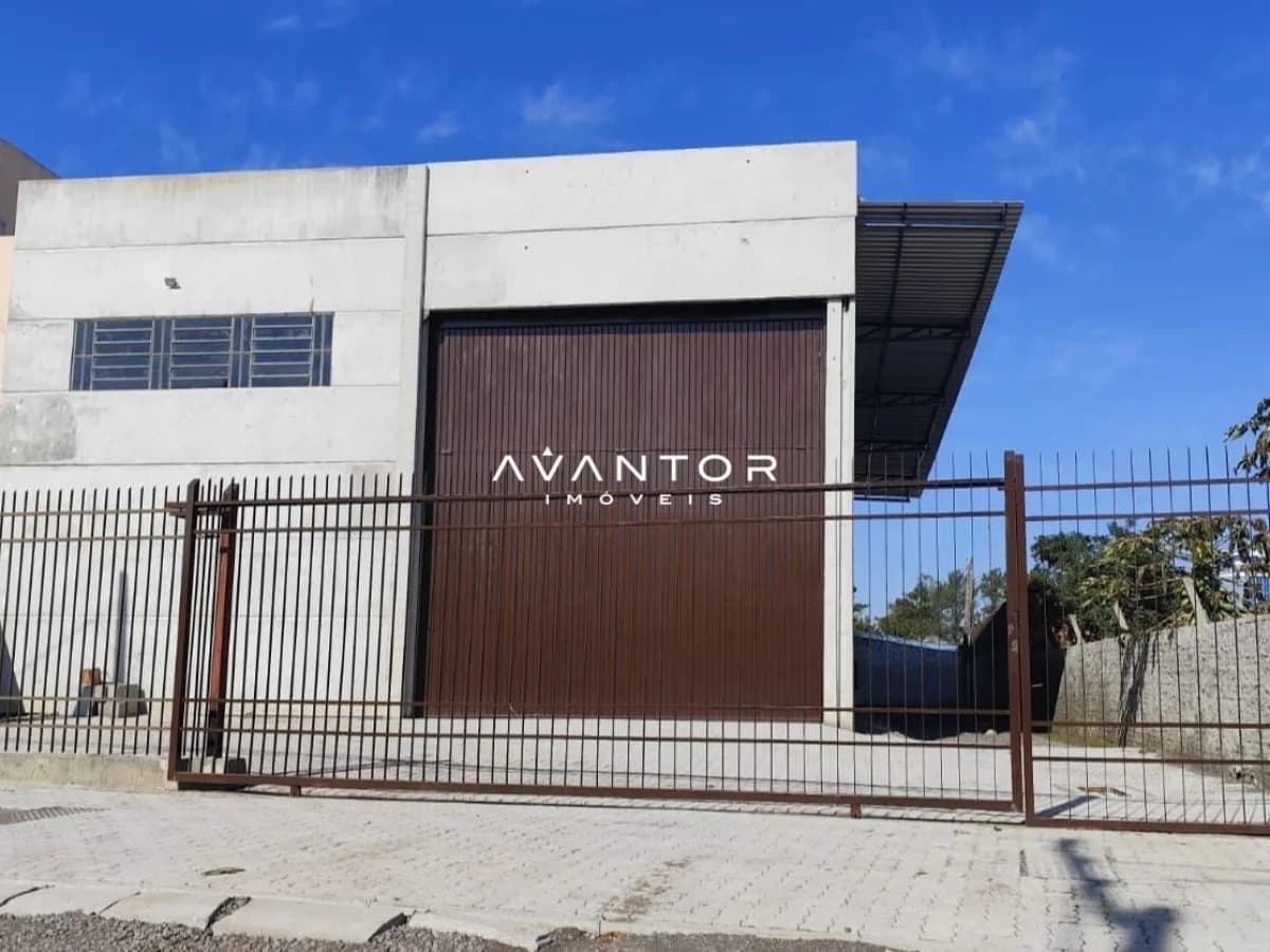 Fachada da casa com portão — Pavilhão para alugar em Tomazetti, Santa Maria/RS