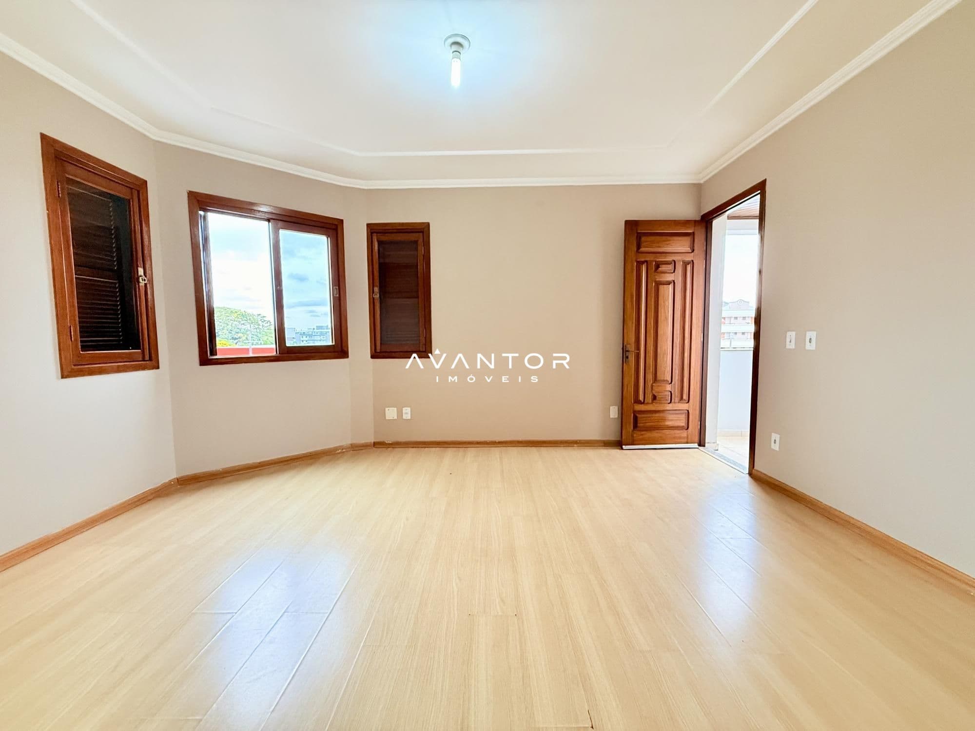 Sala de estar com piso de madeira — Apartamento com 3 quartos à venda no Edifício Veneza, em Camobi, Santa Maria/RS