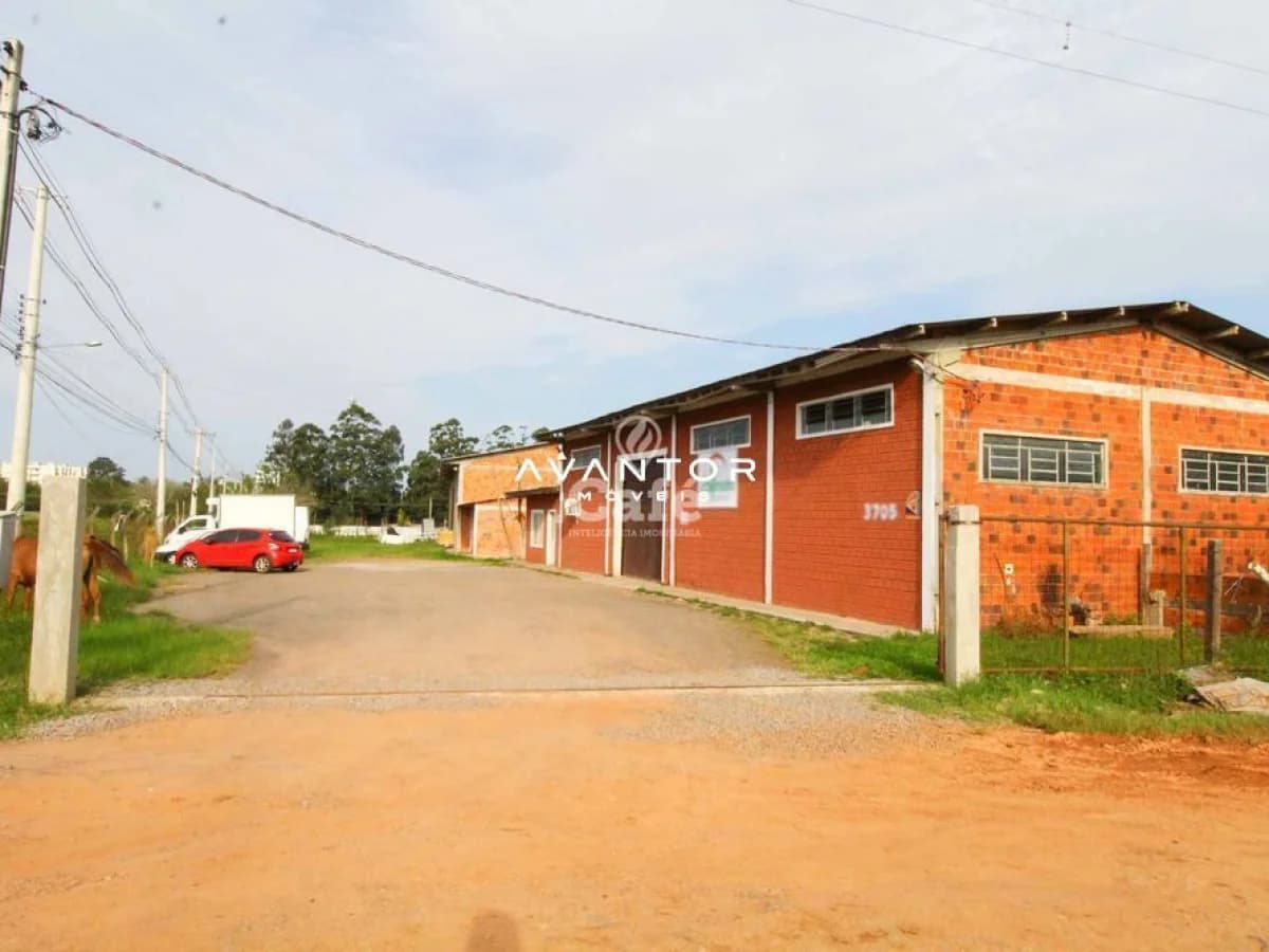 Fachada da casa com garagem e acesso — Pavilhão com 2 salas para alugar em Cerrito, Santa Maria/RS