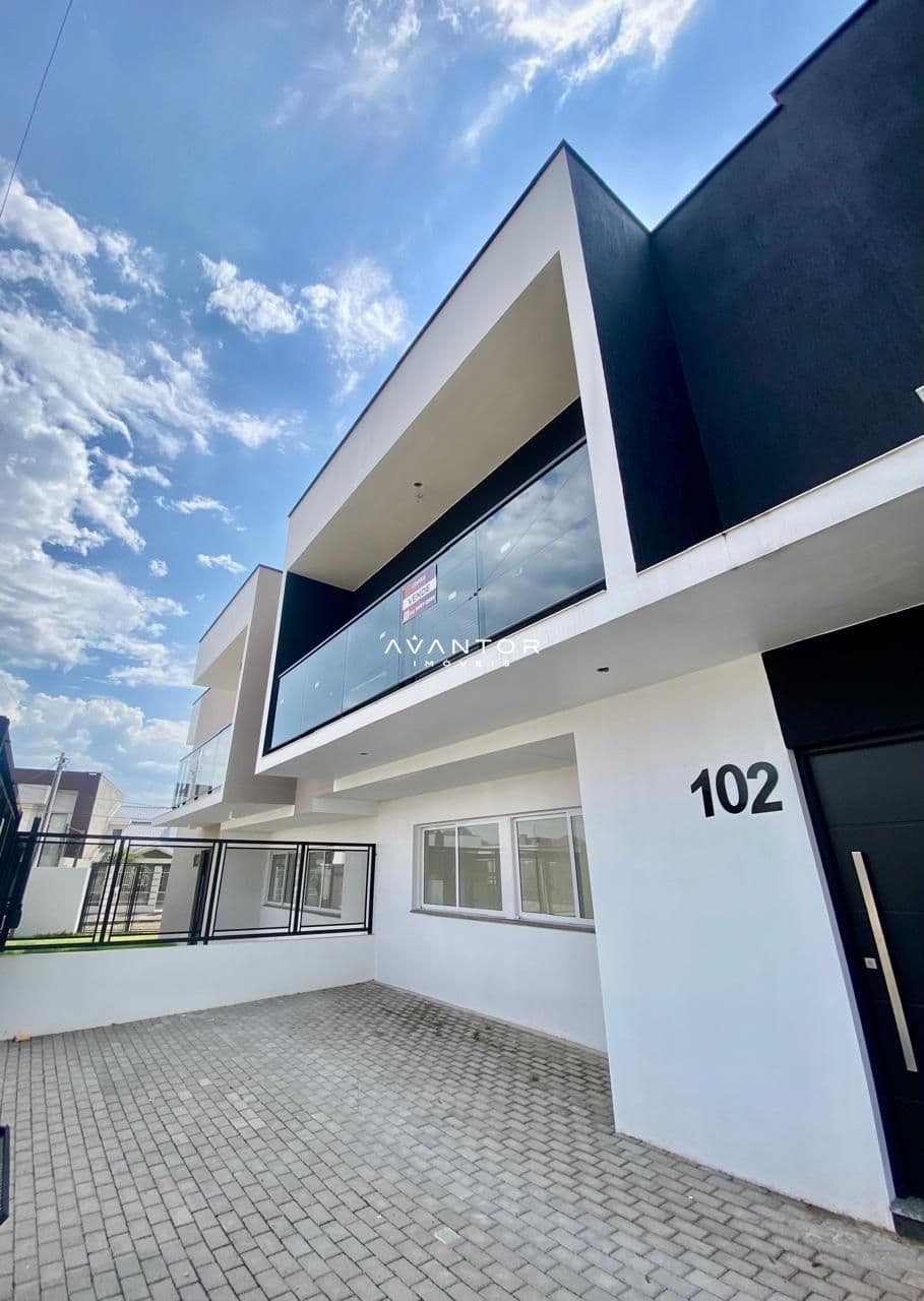 Fachada da casa com sacada — Casa com 3 quartos à venda no Residencial Casas Conjugadas, em Camobi, Santa Maria/RS