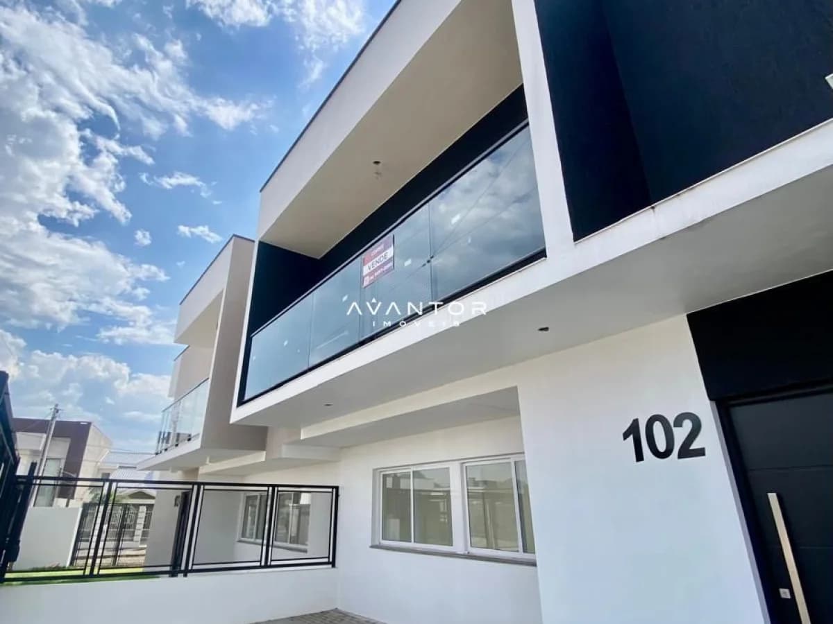 Fachada da casa com sacada — Casa com 3 quartos à venda no Residencial Casas Conjugadas, em Camobi, Santa Maria/RS