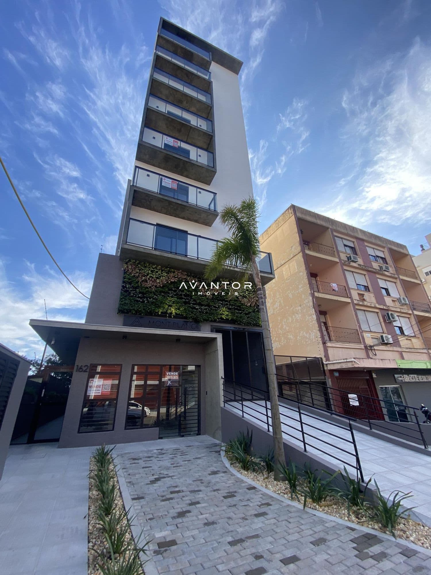 Fachada do prédio com sacada — Apartamento com 3 quartos à venda em Nossa Senhora das Dores, Santa Maria/RS