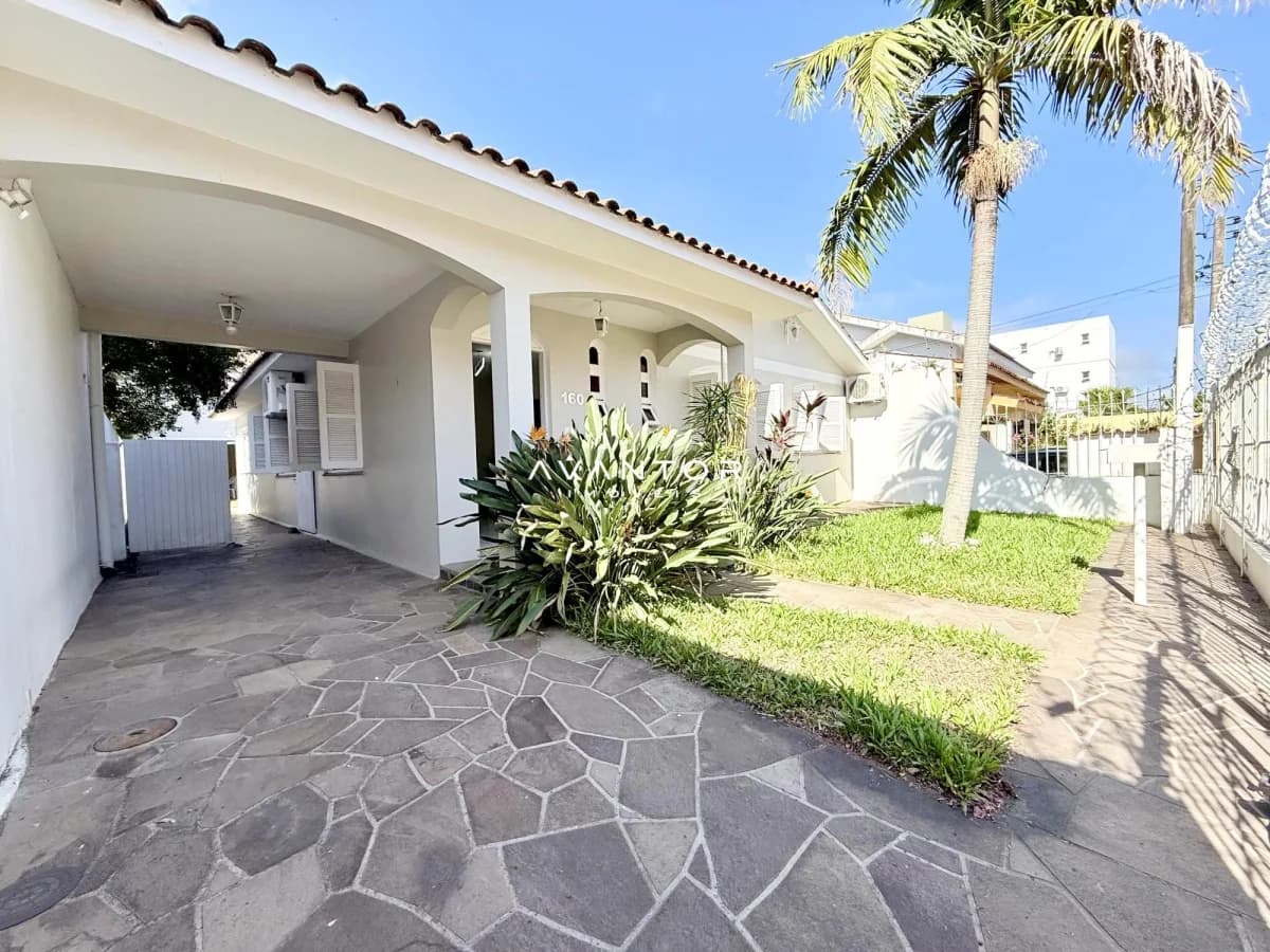 Fachada da casa com pátio e garagem — Casa com 4 quartos à venda em Noal, Santa Maria/RS