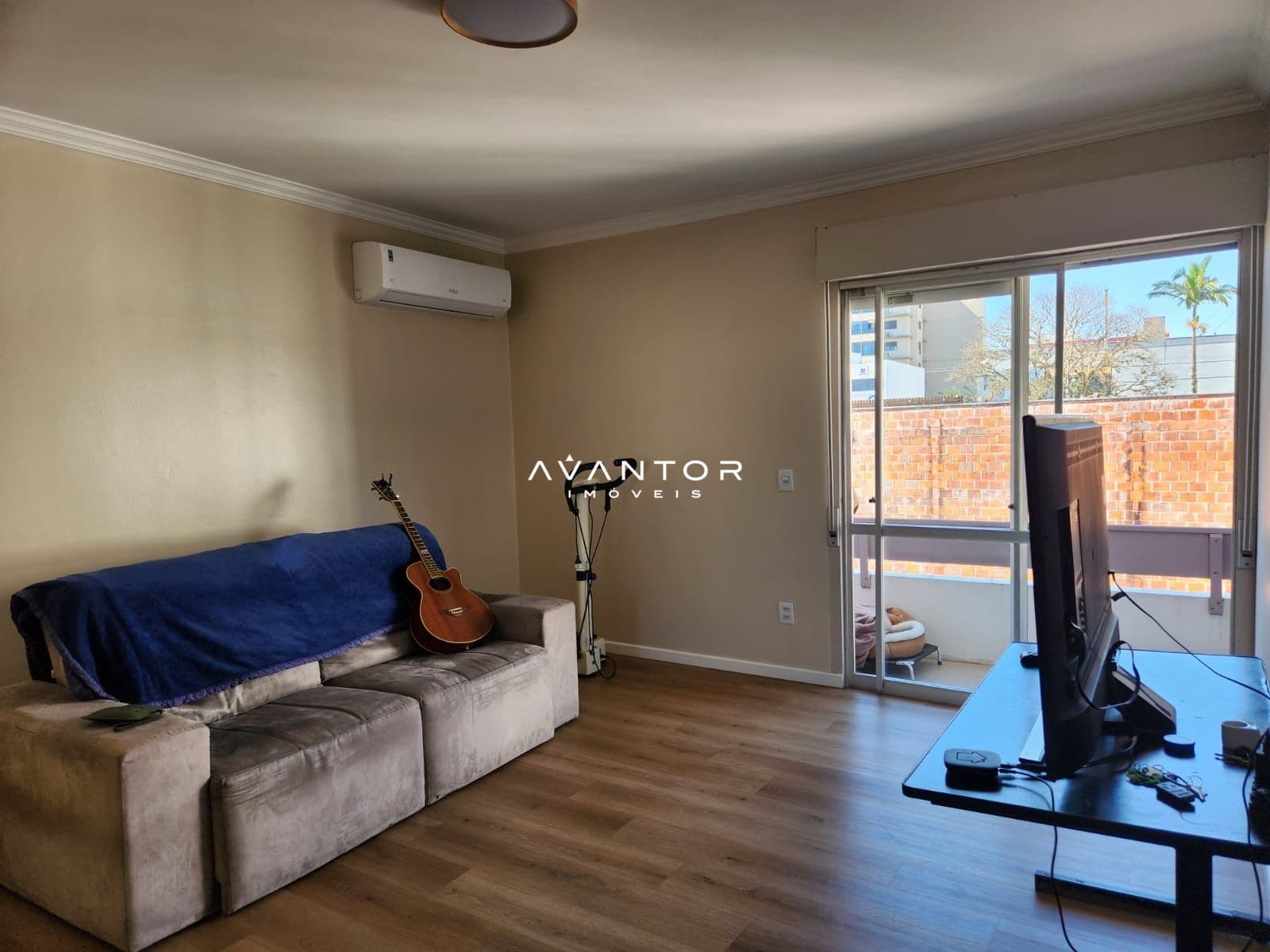Sala de estar com acesso à sacada — Apartamento com 3 quartos à venda em Patronato, Santa Maria/RS