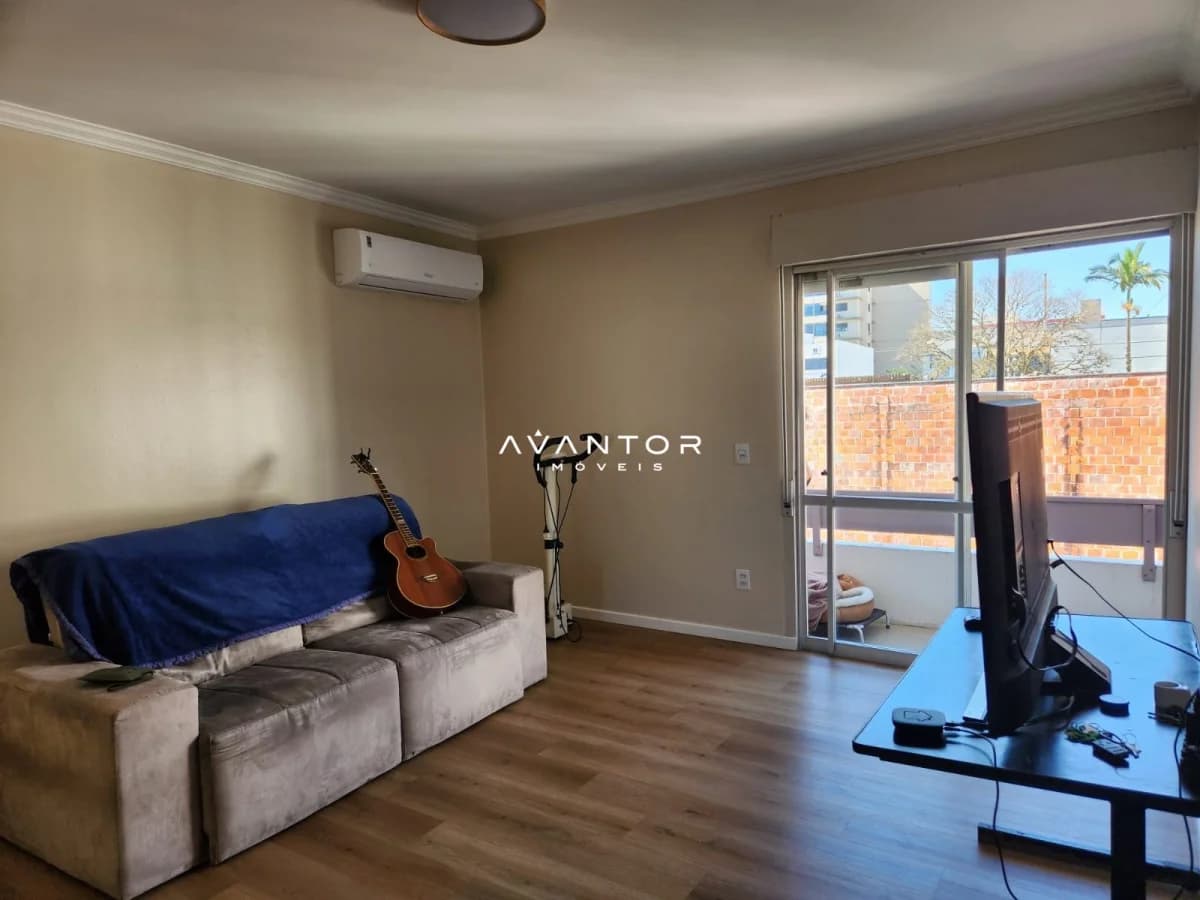 Sala de estar com acesso à sacada — Apartamento com 3 quartos à venda em Patronato, Santa Maria/RS