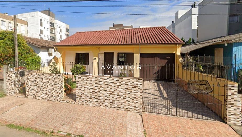 Fachada da casa com garagem — Casa com 2 quartos à venda em Camobi, Santa Maria/RS