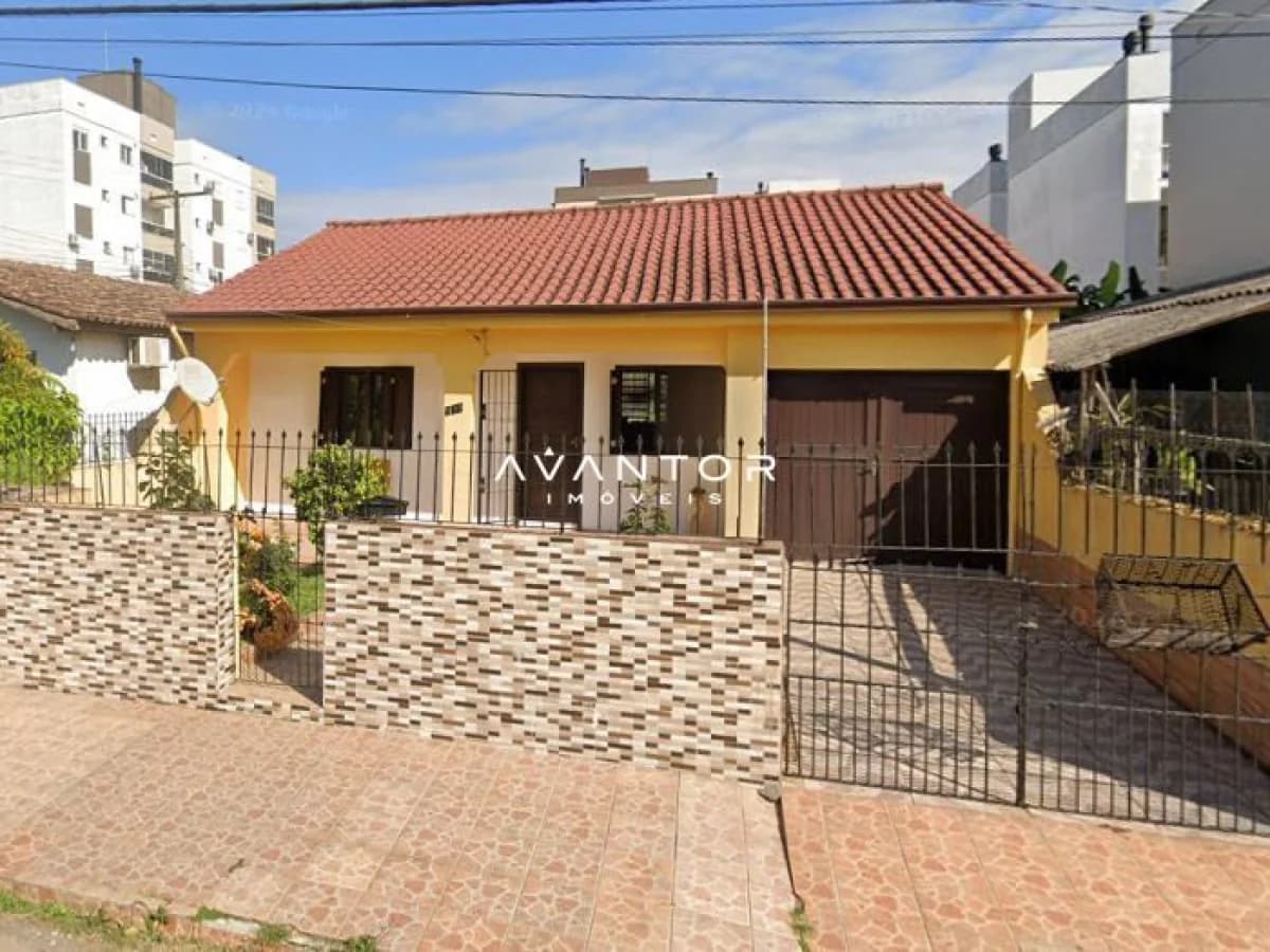 Fachada da casa com garagem — Casa com 2 quartos à venda em Camobi, Santa Maria/RS