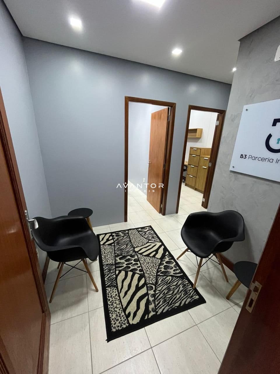 Hall de entrada com portas de acesso — Sala Comercial com 1 sala para alugar em Nossa Senhora das Dores, Santa Maria/RS