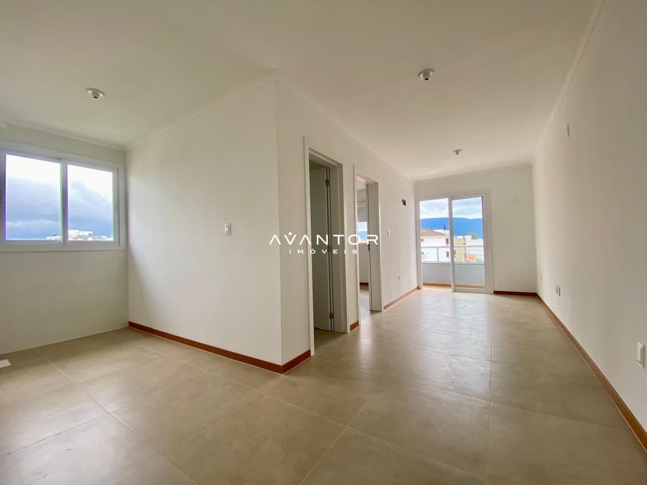 Sala integrada com vista para sacada — Apartamento com 1 quarto à venda no Residencial Infinity, em Camobi, Santa Maria/RS