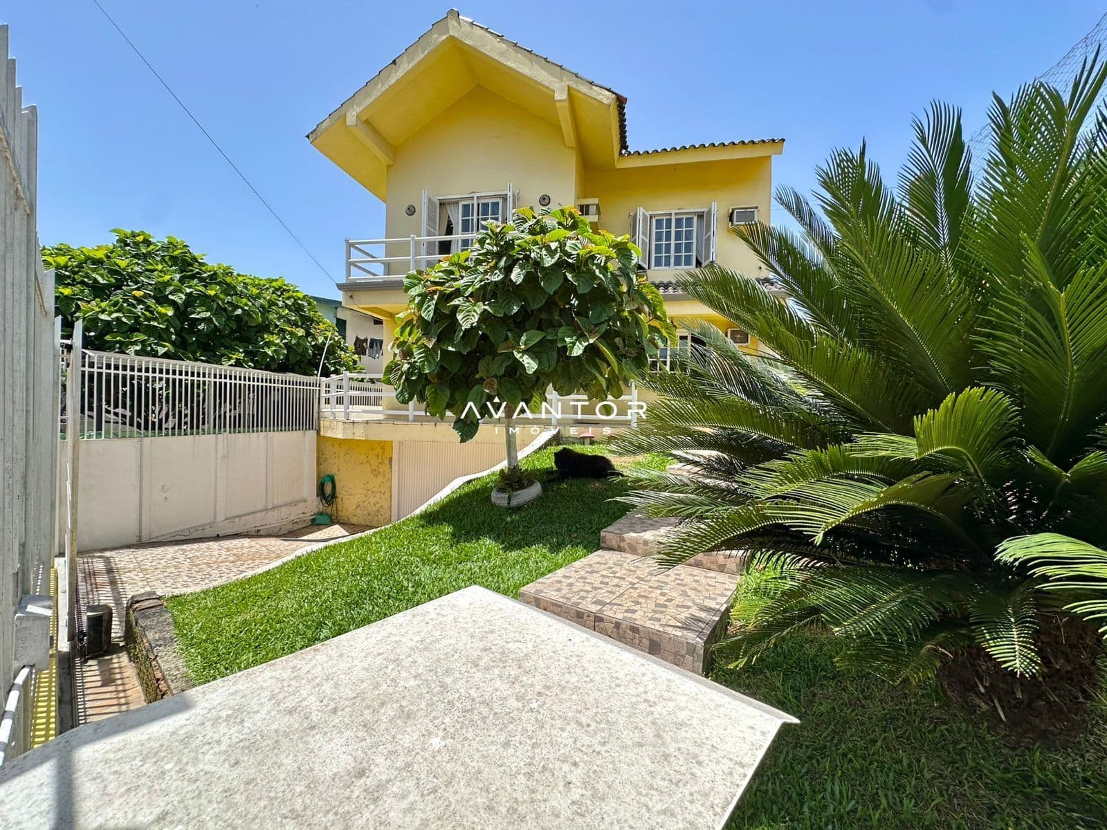 Fachada da casa com jardim — Casa com 4 quartos à venda em Nossa Senhora das Dores, Santa Maria/RS