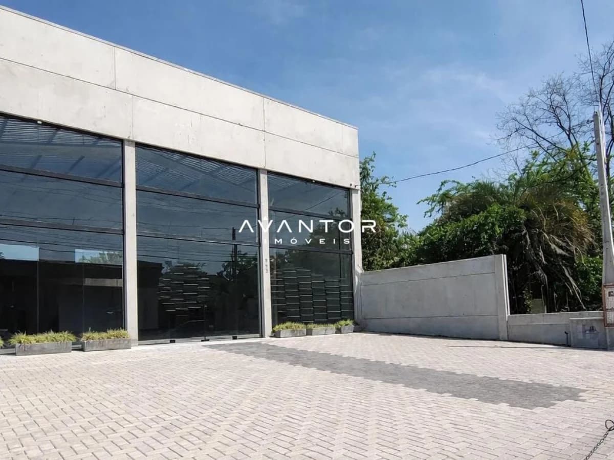 Fachada com garagem e área externa — Pavilhão com 1 sala para alugar em Pinheiro Machado, Santa Maria/RS