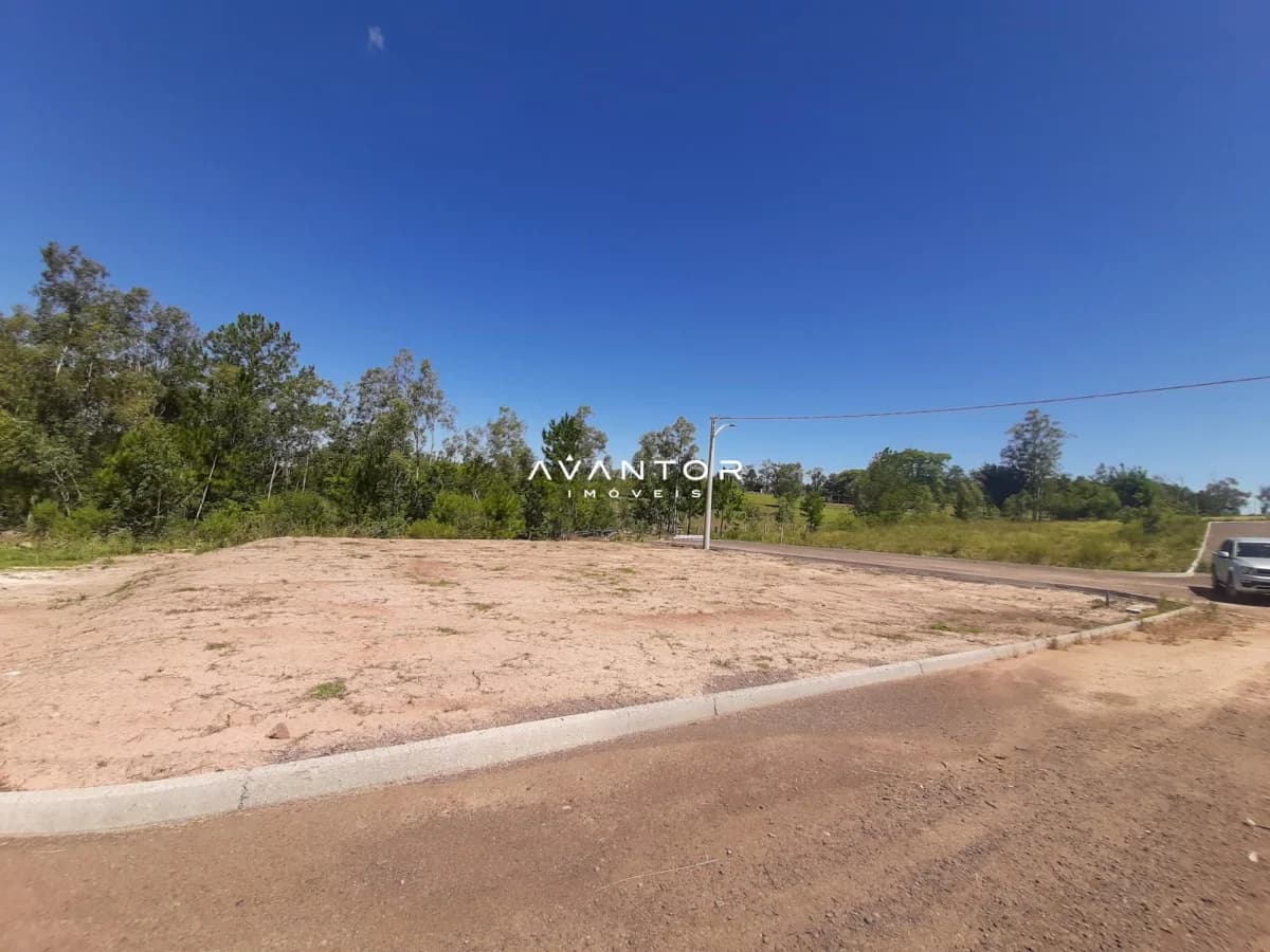 Terreno com vegetação ao fundo — Terreno à venda no Loteamento JARDINS, em Tomazetti, Santa Maria/RS