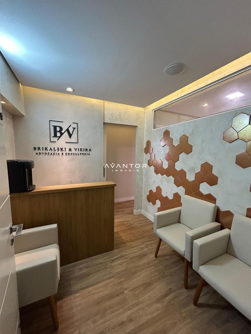 Hall de entrada com recepção e poltronas — Sala Comercial com 2 salas à venda no Torre Gboex, em Centro, Santa Maria/RS