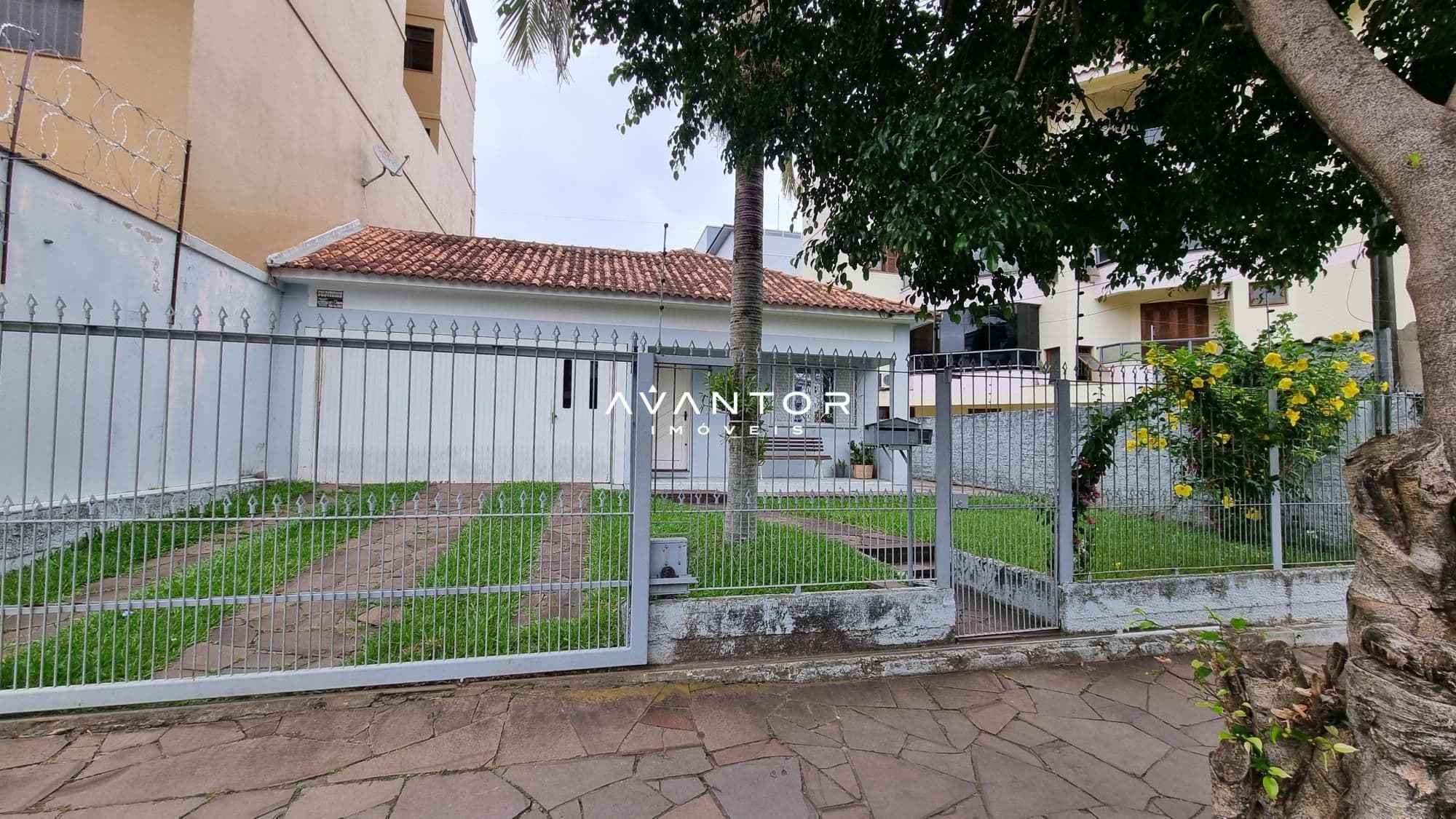 Fachada da casa com garagem — Casa com 3 quartos à venda em Camobi, Santa Maria/RS