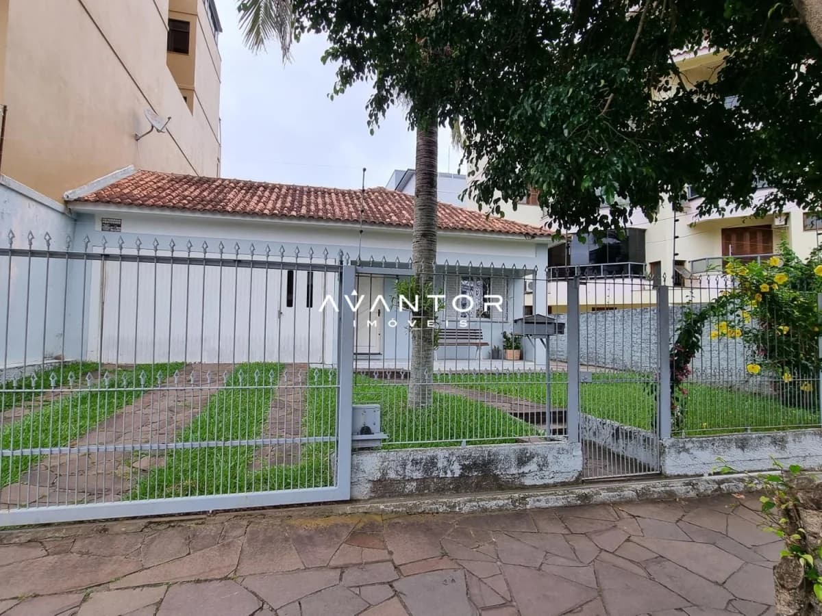 Fachada da casa com garagem — Casa com 3 quartos à venda em Camobi, Santa Maria/RS